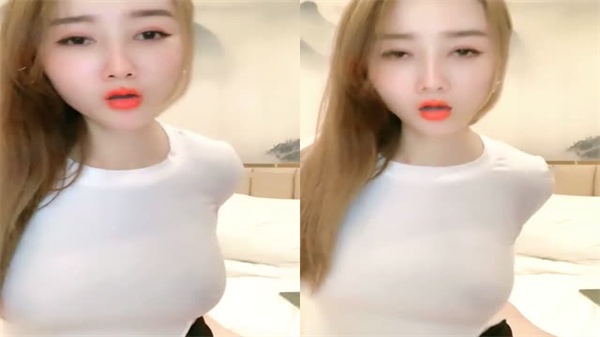 黑丝苗条爆乳尤物口交贴心服务，狼友激情开干