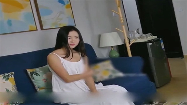 学生妹约拍裸照 乖乖被摄影师摸胸揉逼